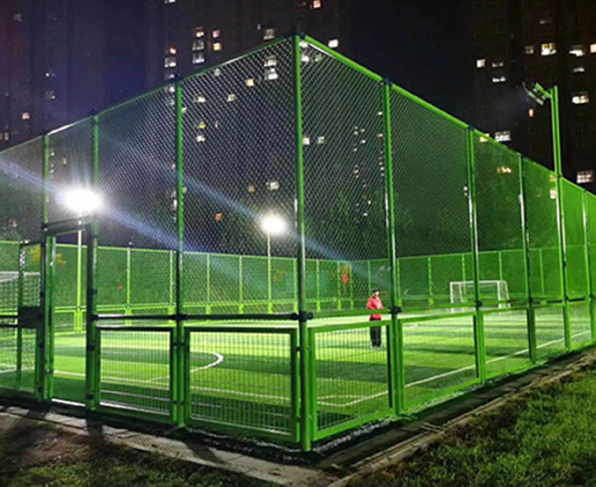 足球比赛球场配备新的灯光系统，提升观赛体验