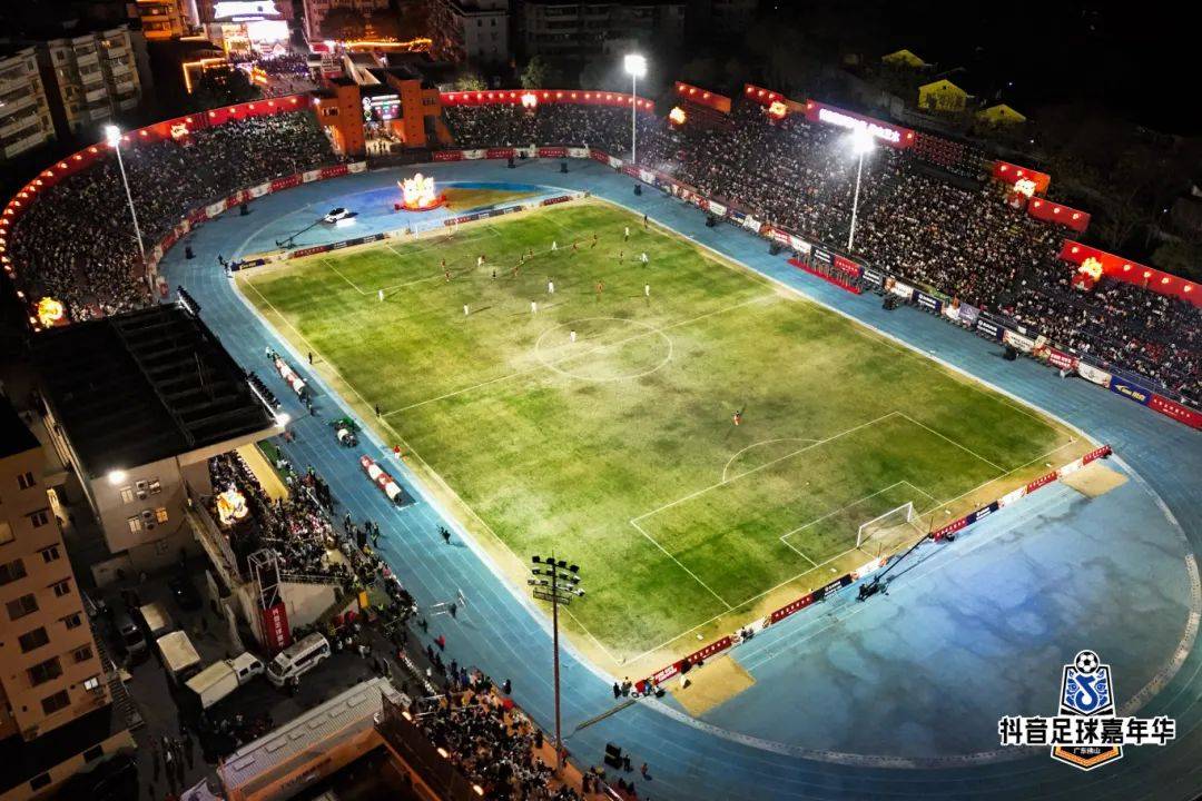 足球比赛球场配备新的灯光系统，提升观赛体验