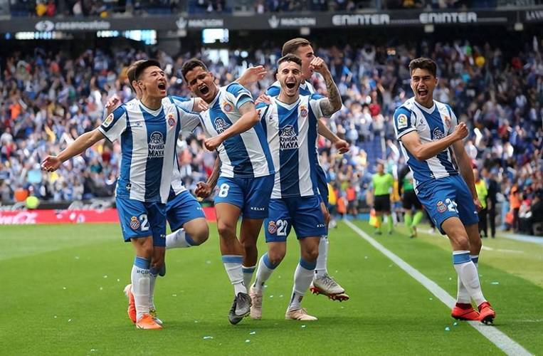 西甲球员合作默契，场上配合默契