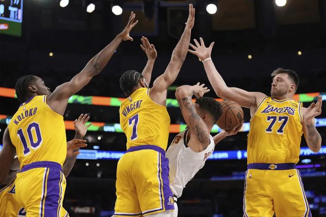 雄鹿队锋线奏效，逆转终结客场连败