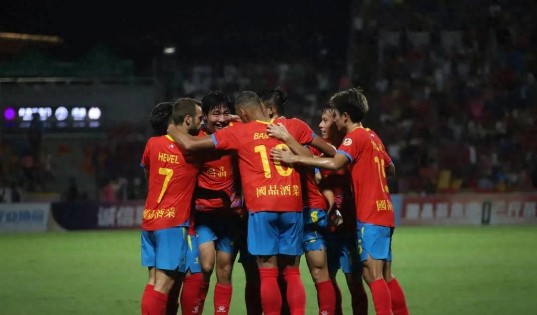 足球联赛即将揭幕，强队交手激情四射