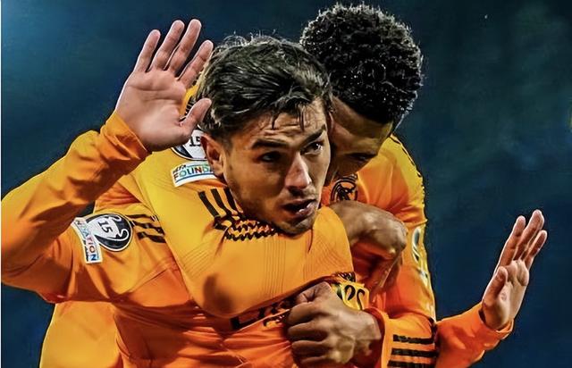 九游体育app下载-赫罗纳前锋独秀轰入两球，领头冲杀战场的简单介绍