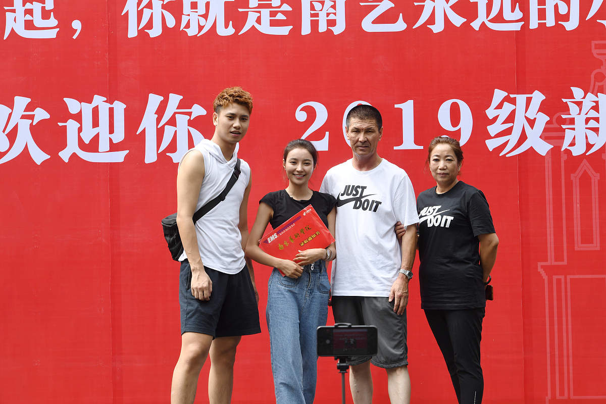 精湛技艺，运动员突破自我，突出表现赢得观众喝彩的简单介绍