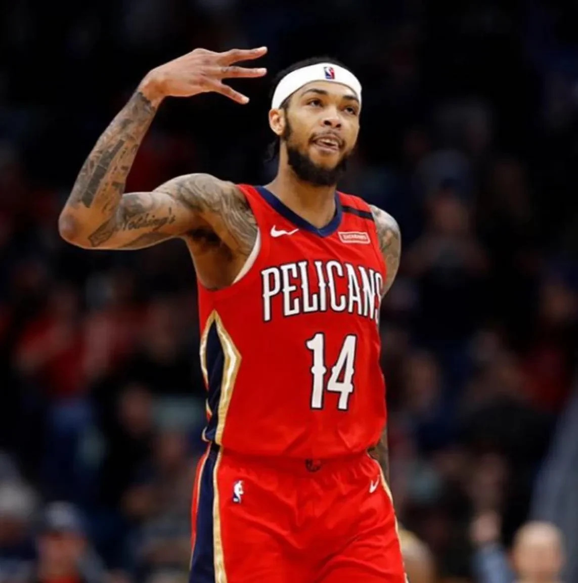 关于鹈鹕队主教练晒训练照，期待球队回暖的信息