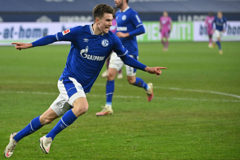 包含沙尔克再度获胜，保持连胜状态稳固排名的词条