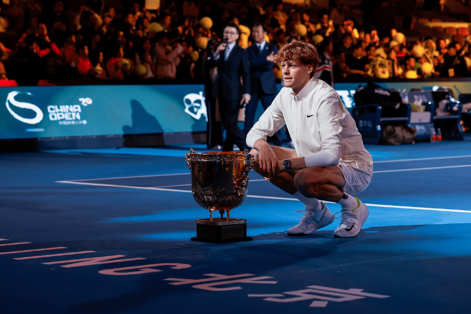 俄罗斯名将夺冠赢得掌声，庆祝胜利瞬间