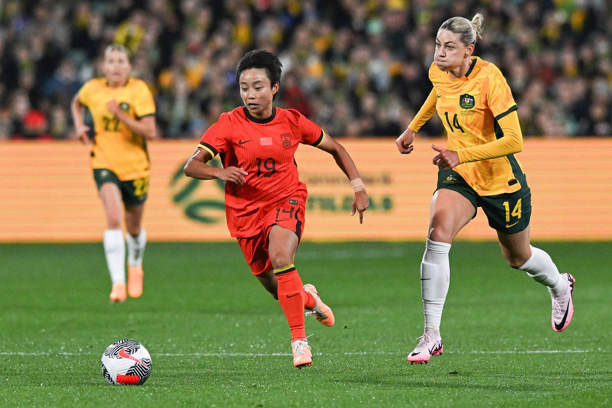 国际女足在大赛中闪闪发光