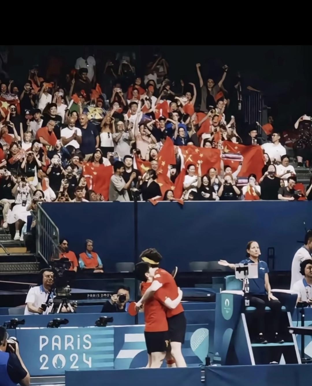 人队踏足二连胜行列，球迷激情庆祝的简单介绍