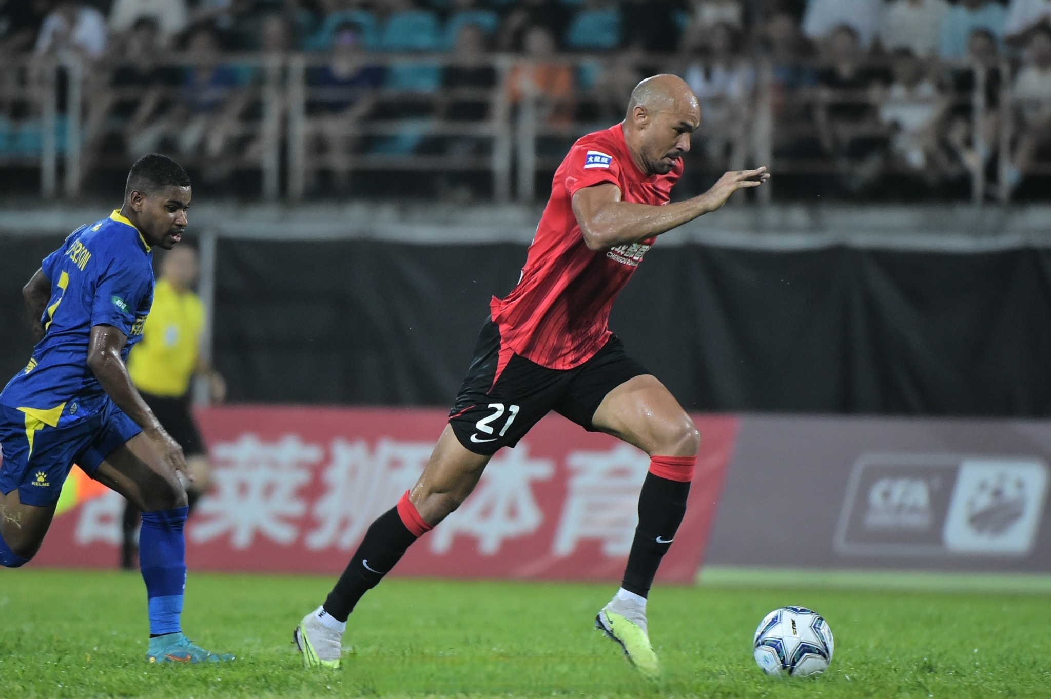 球队主帅现身赛场，全程激情助威