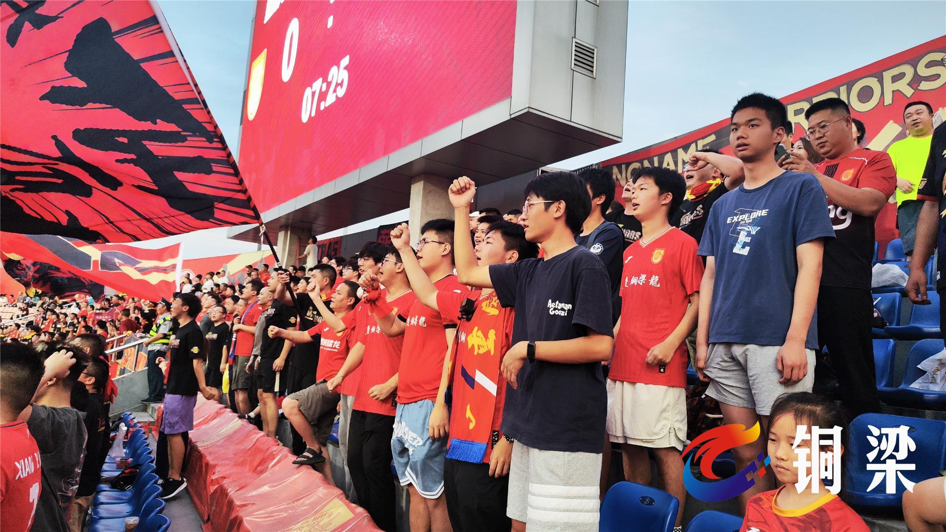 球队主帅现身赛场，全程激情助威