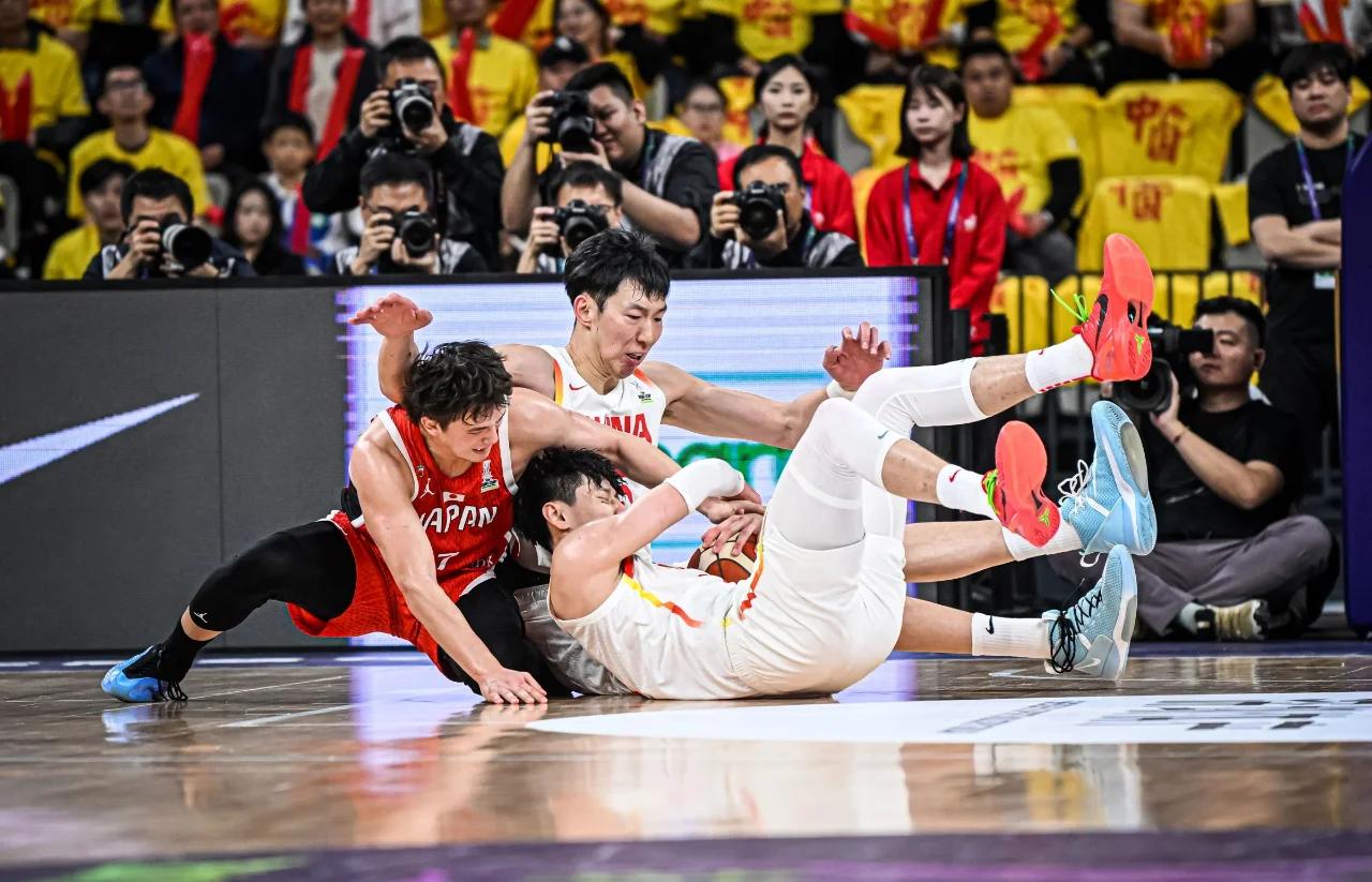 西藏男篮在比赛中逆袭，全面发力