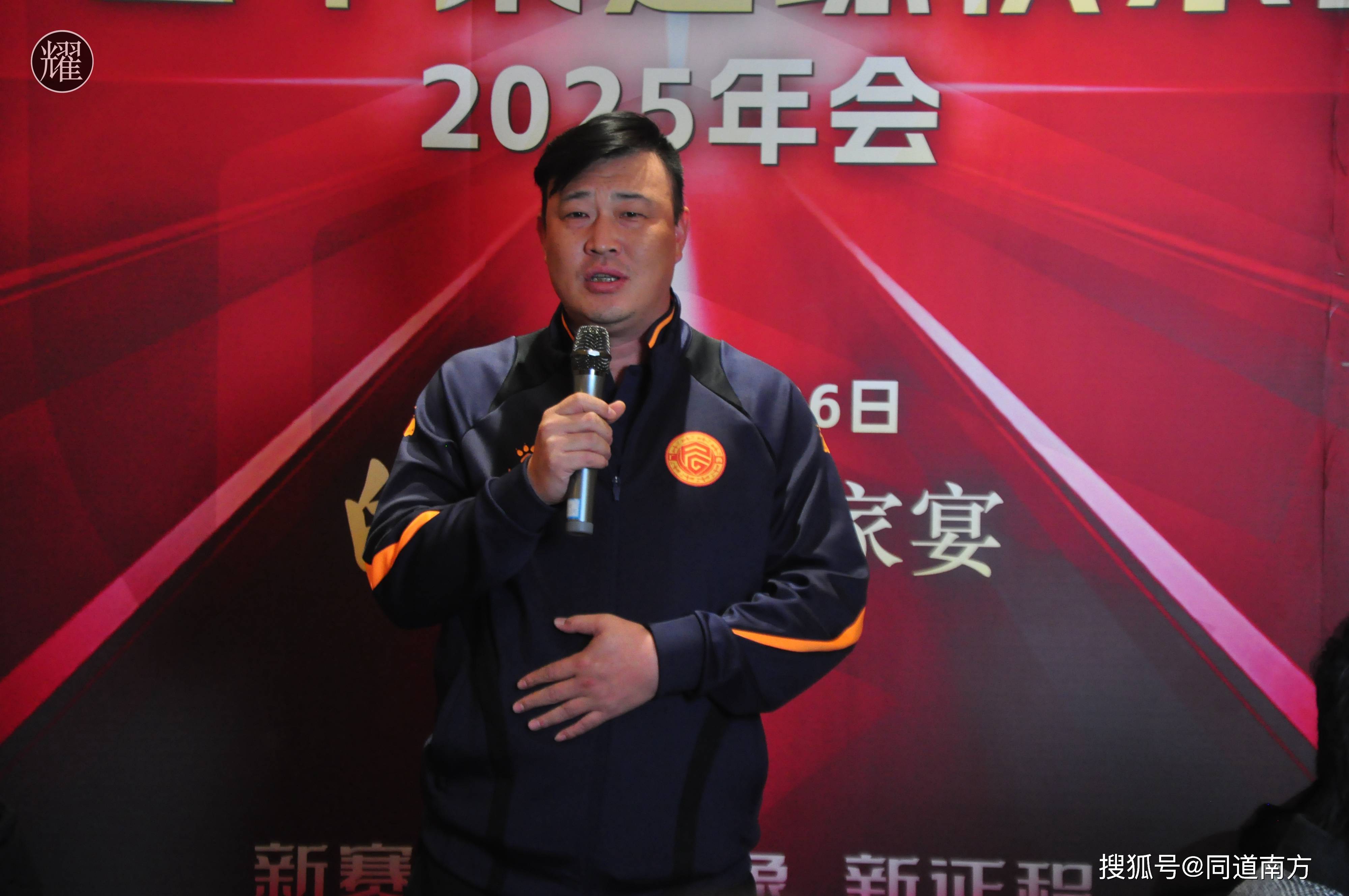 包含国内职业足球比赛新赛季即将揭幕，球迷期待不已的词条