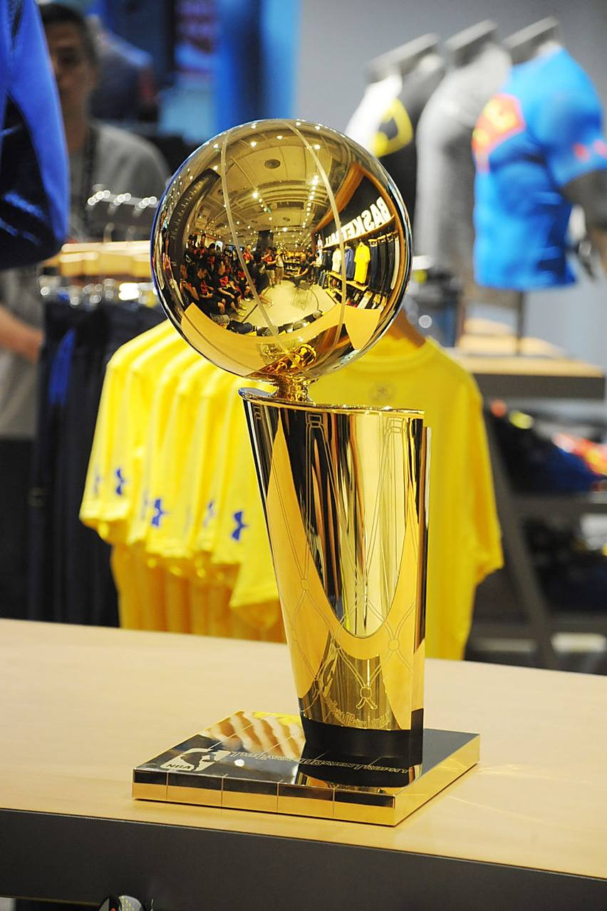 包含勇士遭遇三连败，卫冕冠军陷入低谷的词条