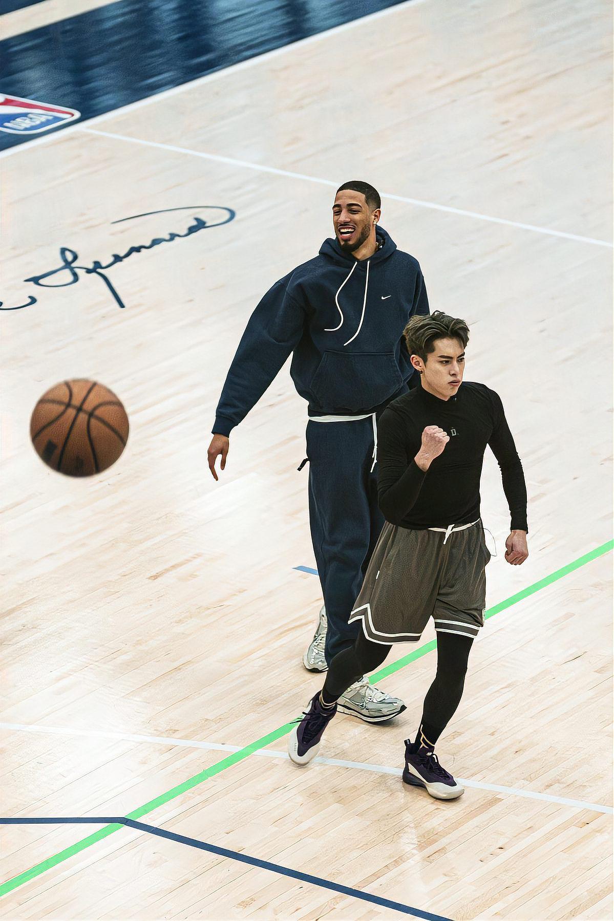 九游体育在线-NBA球员在全明星赛中展现出色表现，引发球迷狂热的简单介绍