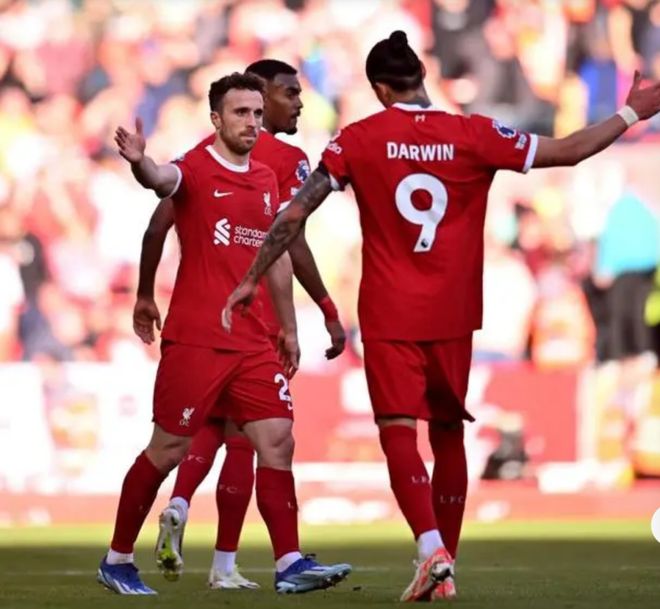 曼联主场轻取对手，继续保持领先