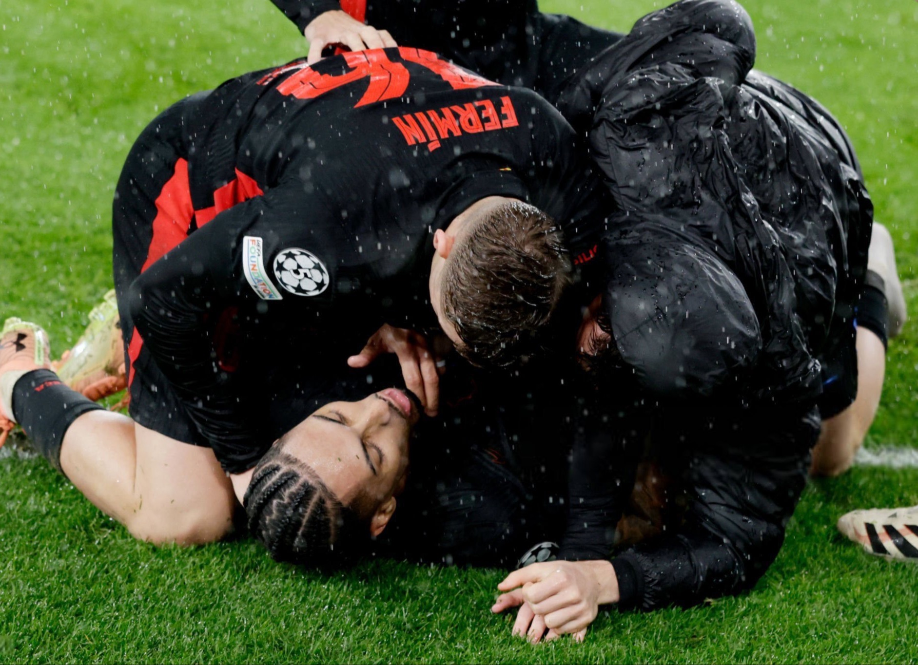 近期足球比拼,场上球员争分夺秒 近期足球比拼,场上球员争分夺秒