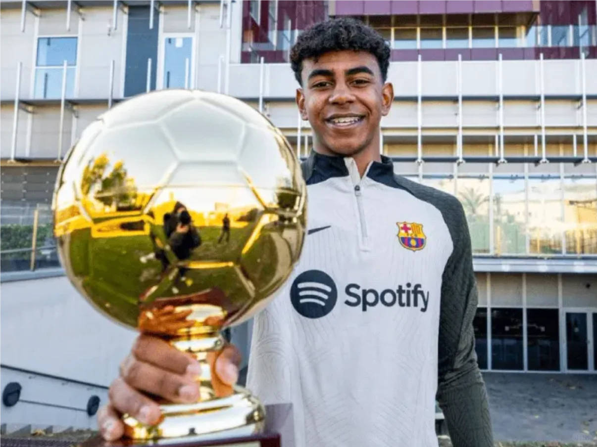 包含杰出新秀独揽全场，独占前排，球队晋级决赛！的词条