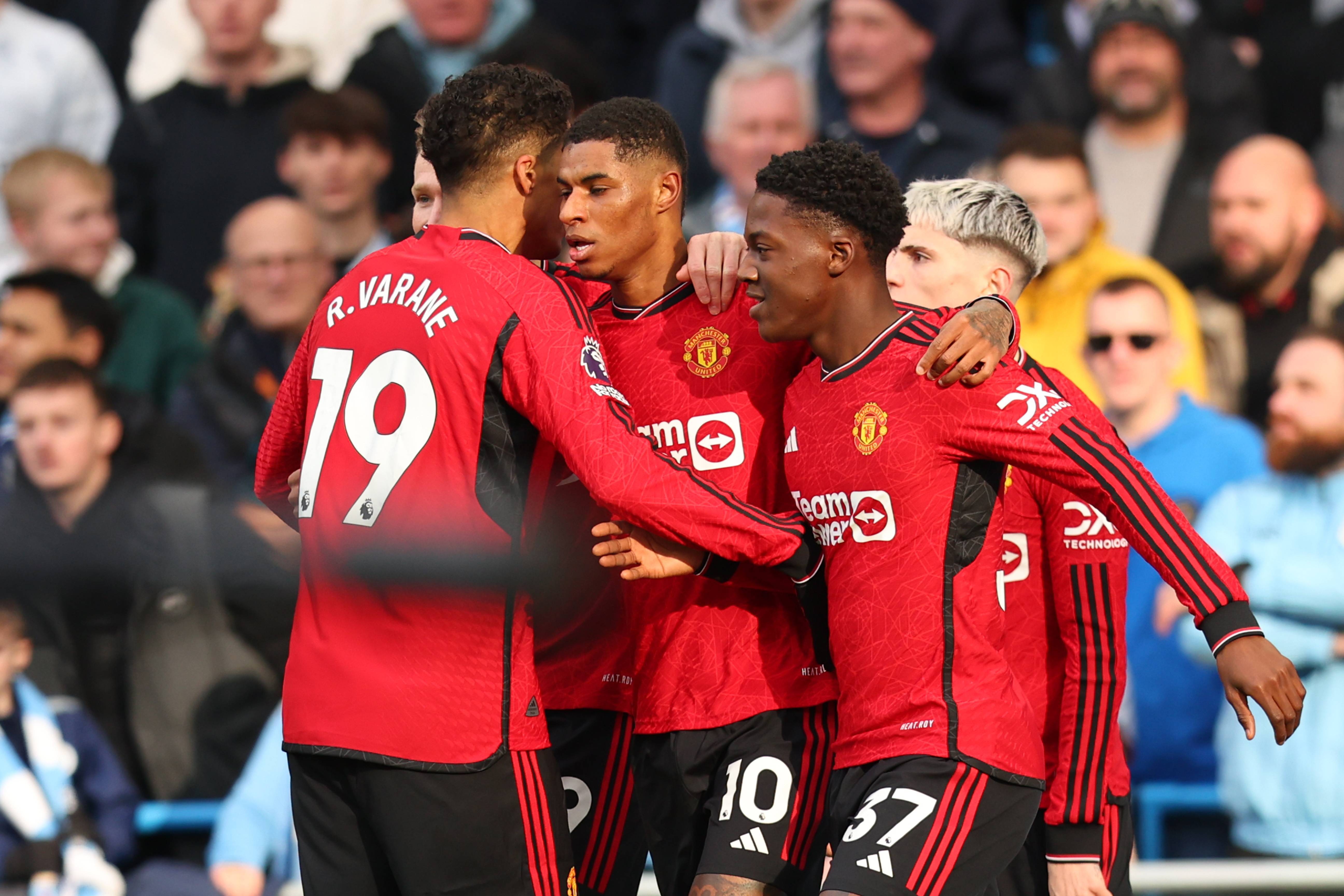 包含曼城客场大胜布莱顿，榜首位置不变的词条