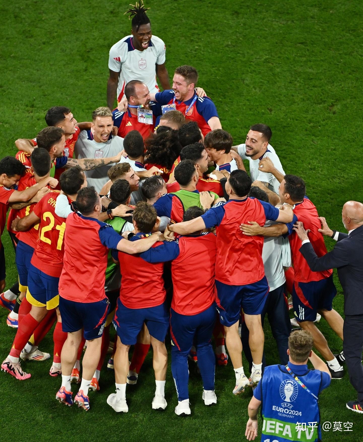 足球比赛精彩对决，球员拼尽全力争取胜利的简单介绍