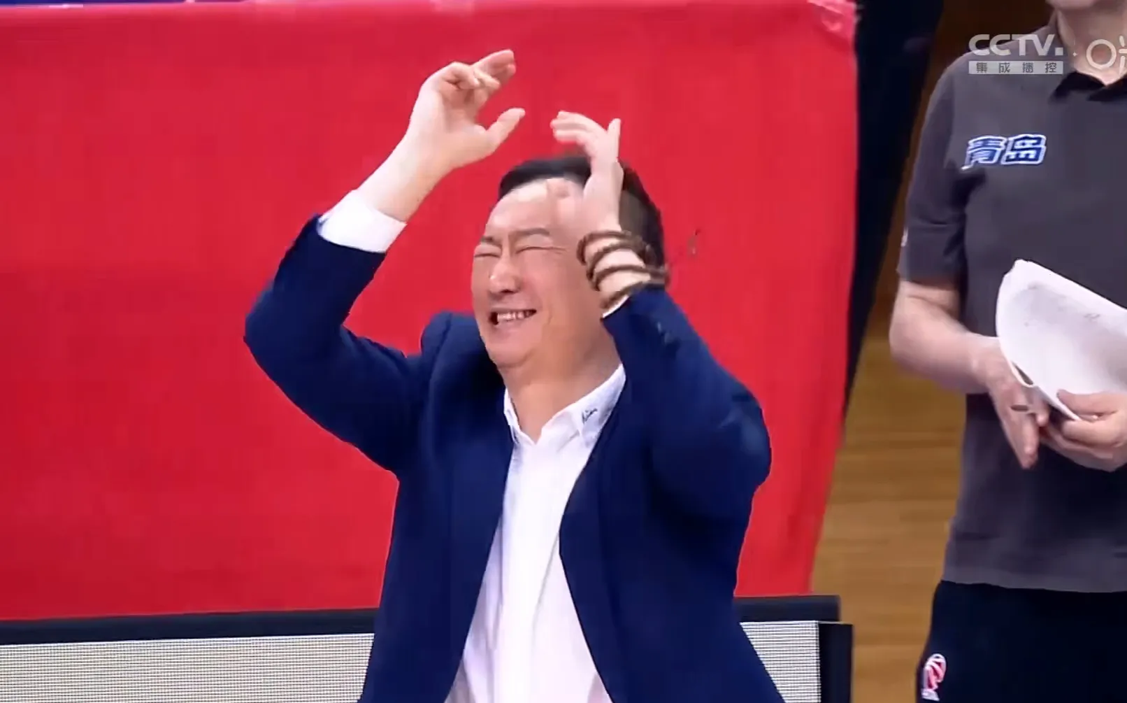 九游体育-比赛场上球员情绪高涨，激情碰撞不断