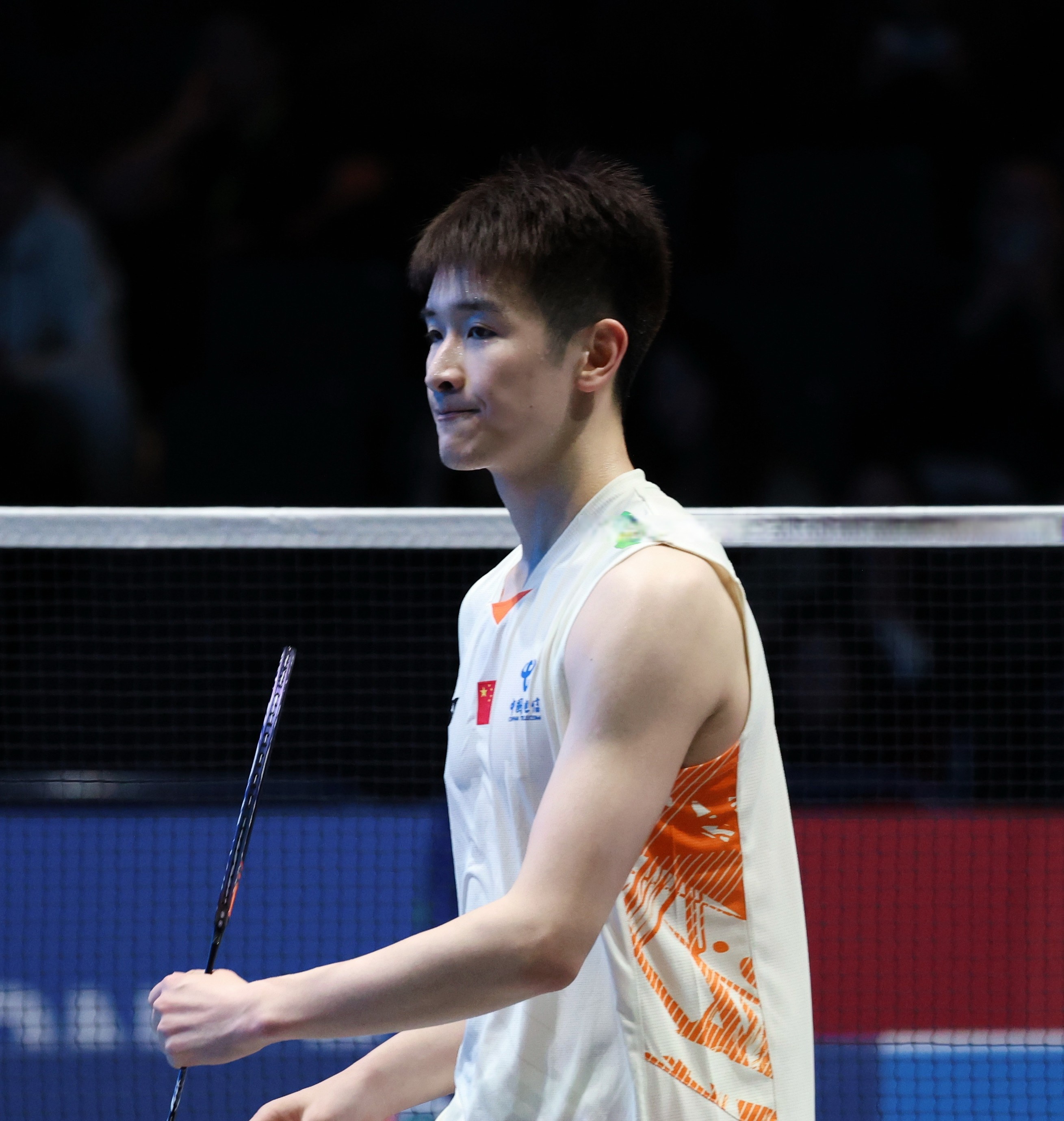 球队在关键比赛中击败对手，晋级下一轮