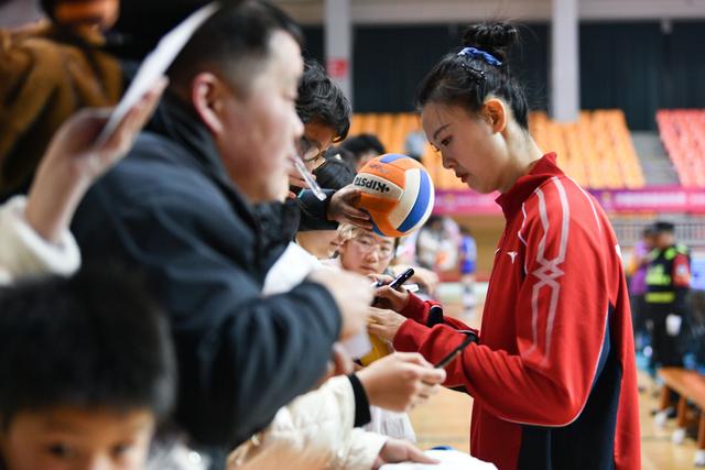 关于一位老将球员在比赛中展现出了令人敬佩的毅力和耐心的信息