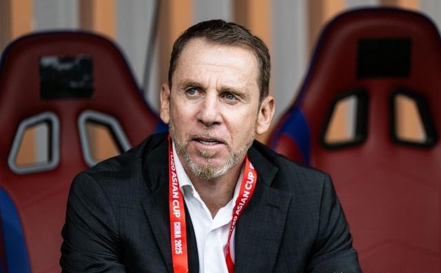 关于球队主教练突然辞职，管理层寻觅新人选的信息