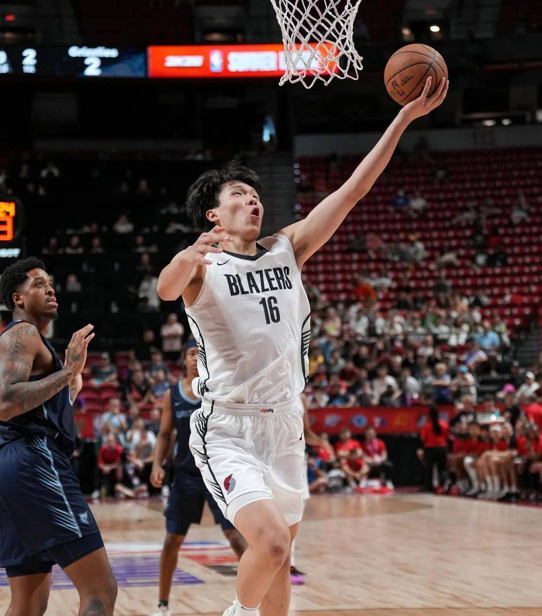 篮球新星意外伤愈,重返球场再战强敌 篮球新星意外伤愈,重返球场再战强敌