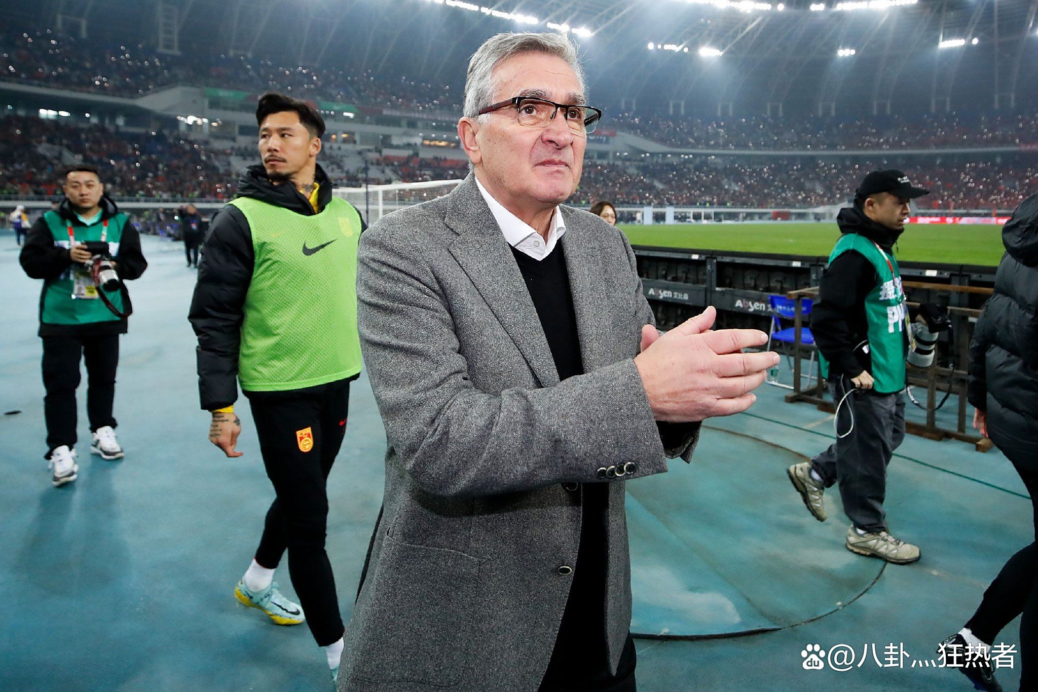 九游体育-教练战术调整频繁，球队迎来挑战