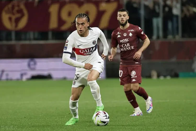 巴黎客场对阵里昂，客队优势明显