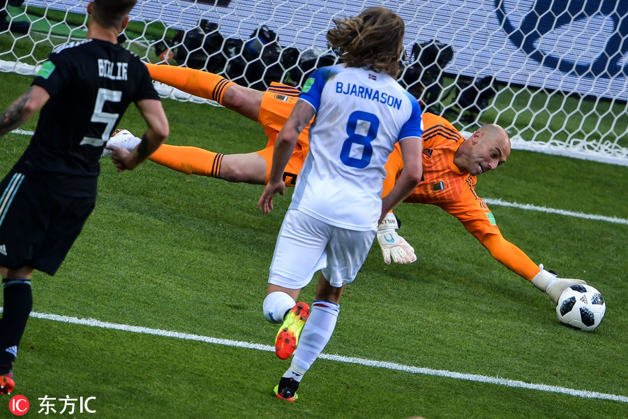 足球赛场上的精彩瞬间，球员们全力冲刺的简单介绍