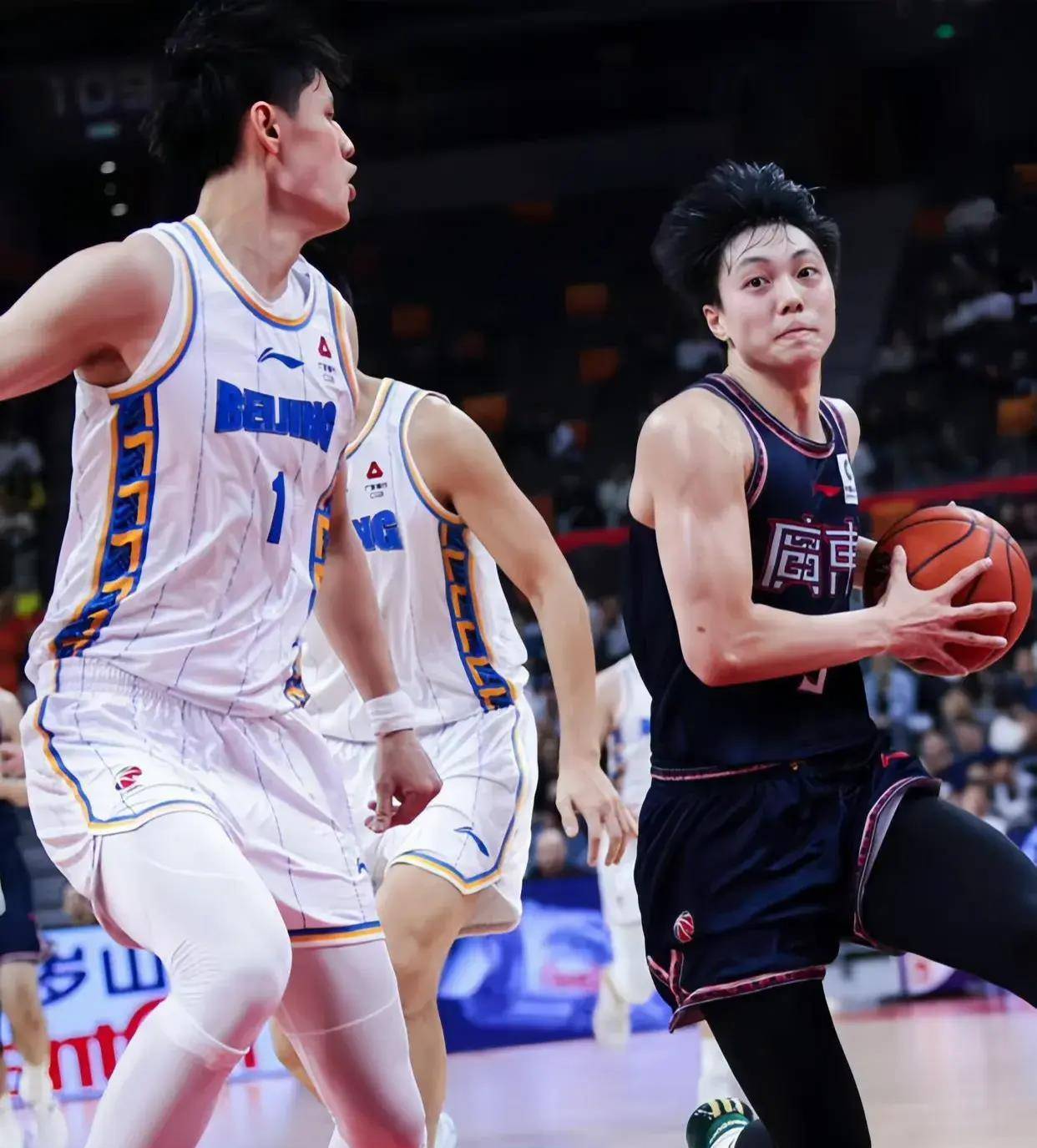 广西男篮敢打敢拼，夺得胜利！