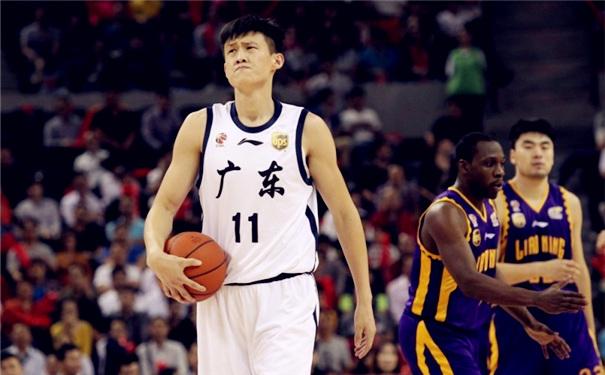 广西男篮敢打敢拼，夺得胜利！