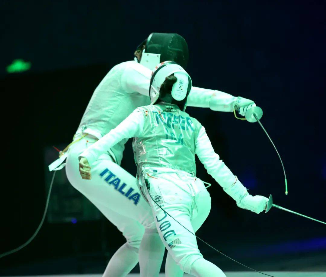 加拿大代表队在击剑比赛中大胜对手