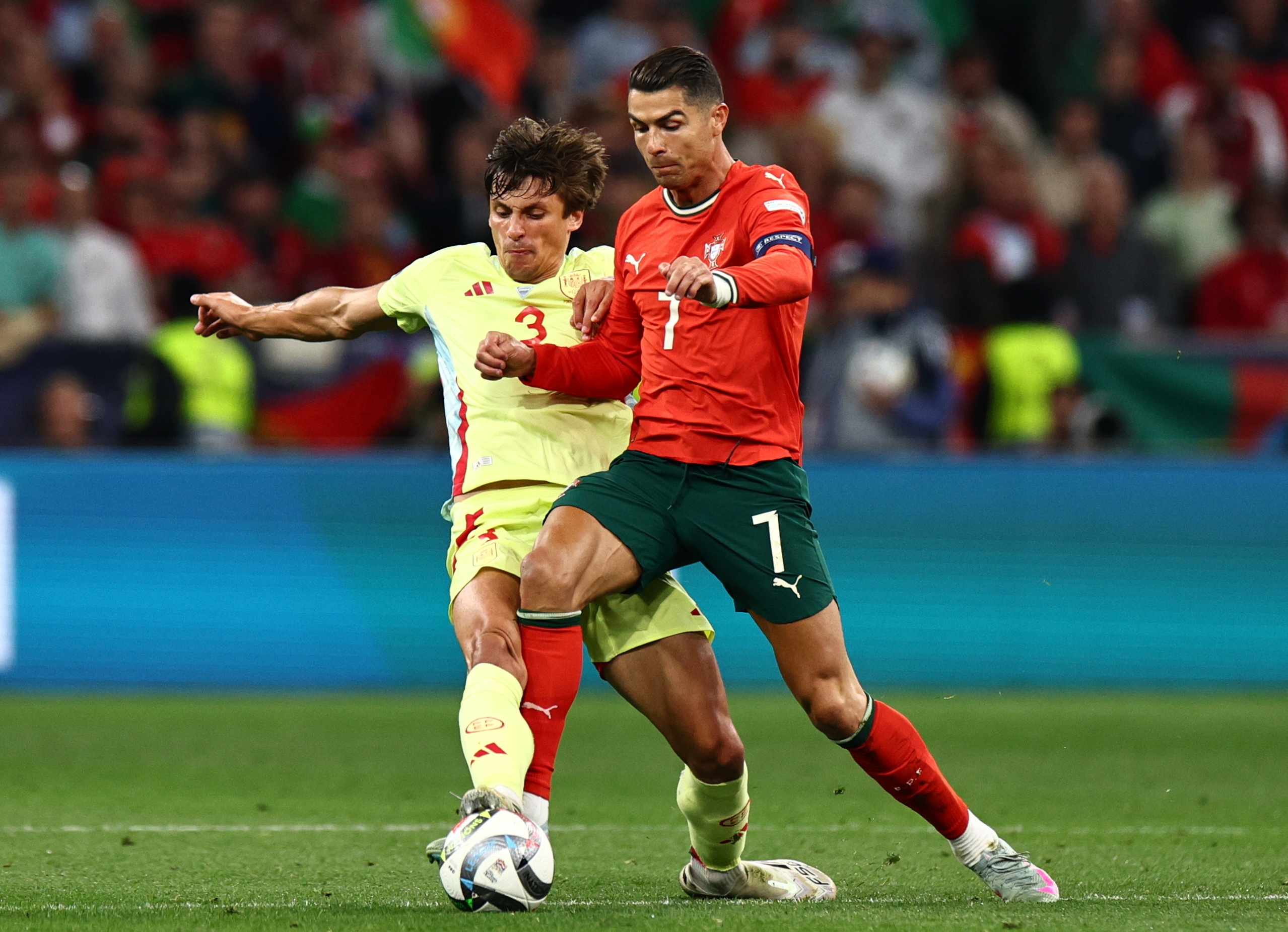 包含葡萄牙大胜荷兰，成功跻身欧洲杯小组第一的词条