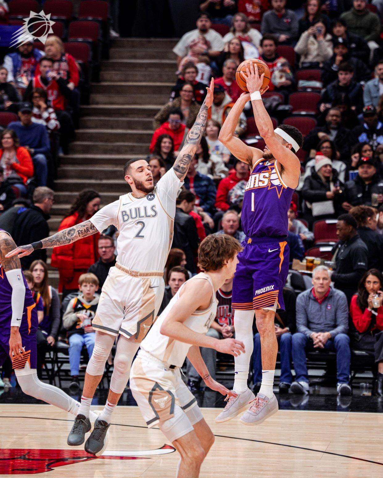 包含稳定发挥领先比分，太阳大胜马刺，布克全场稳定得分呈现全能威力的词条