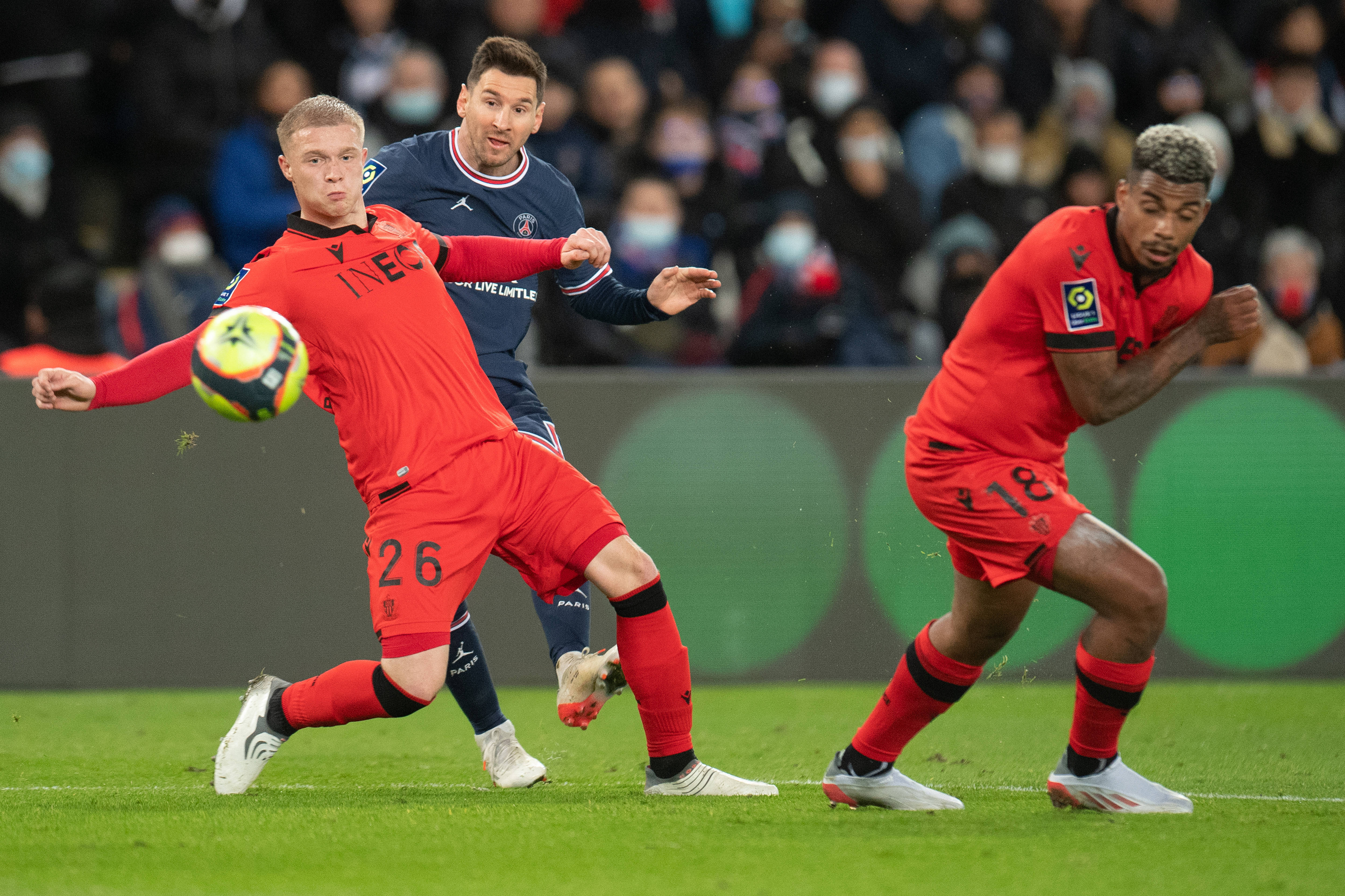 法甲球队在比赛中取胜，成为球迷心中焦点