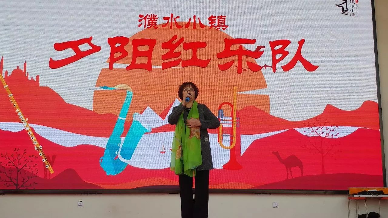 足球锦标赛现场女选手赢得阵阵掌声