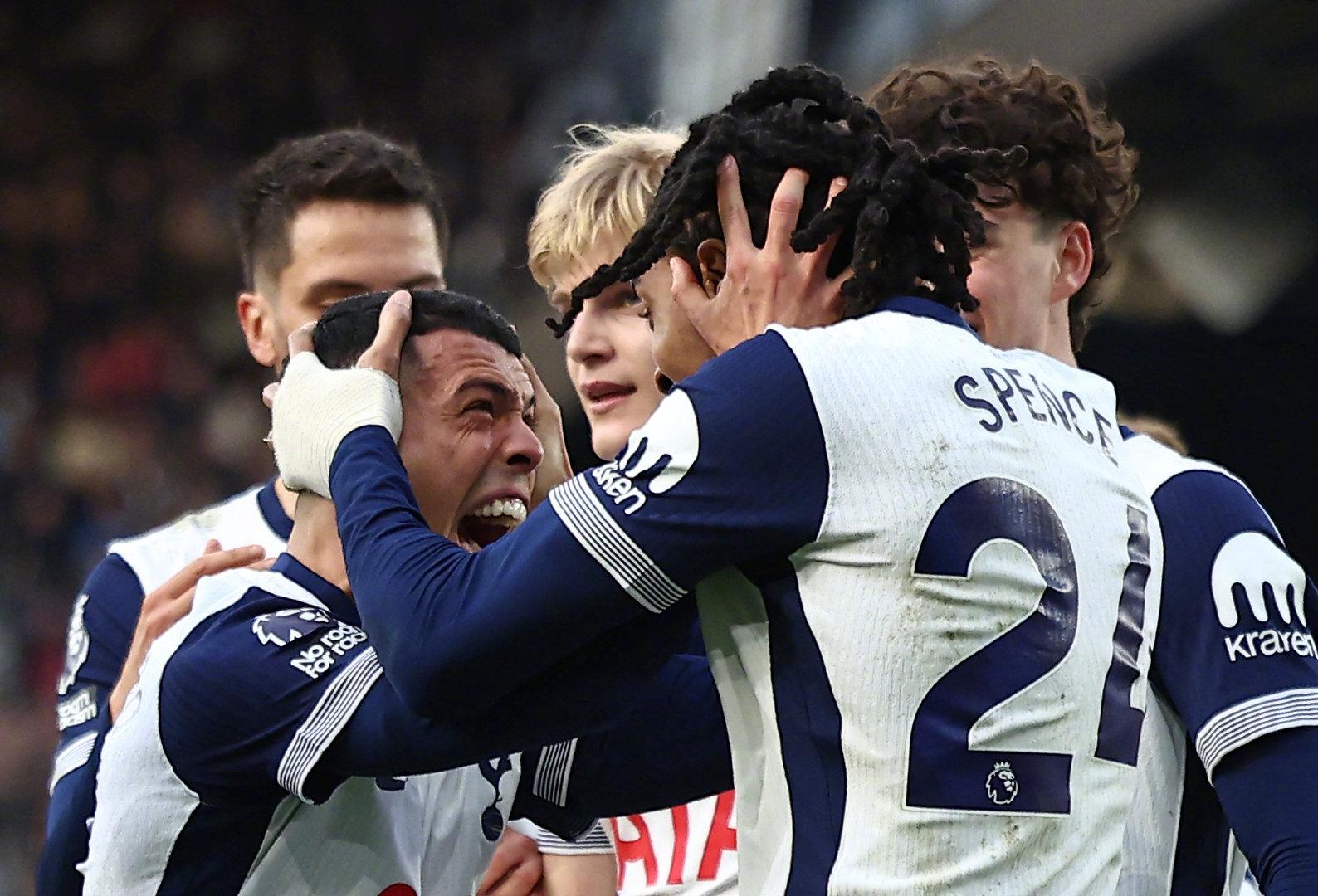 包含曼联主场告负，球迷不满主帅战术的词条