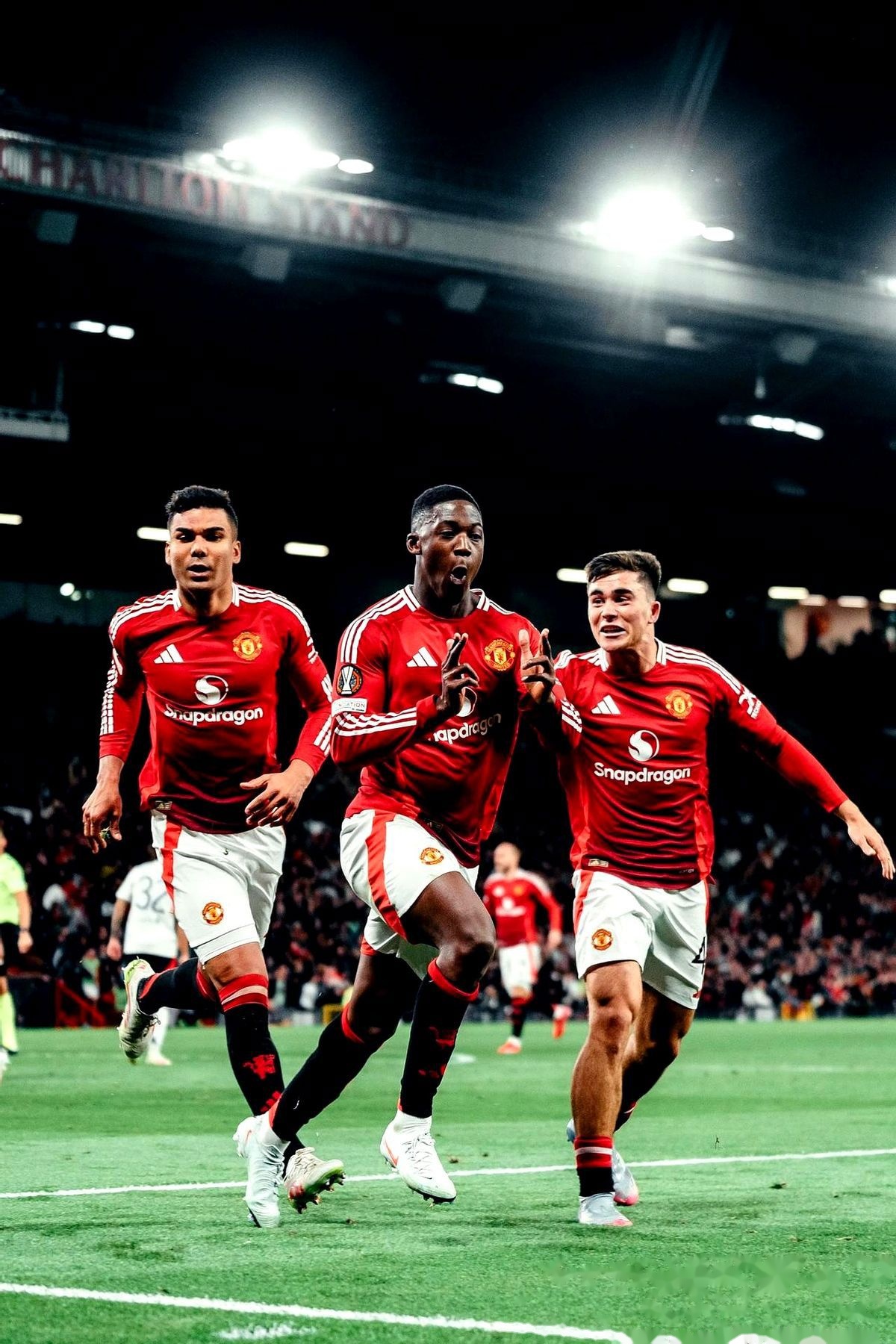 包含曼联主场告负，球迷不满主帅战术的词条